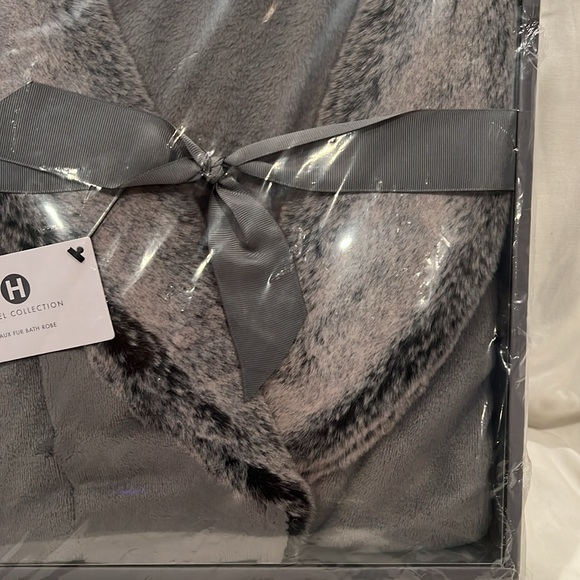 Luxurious 🤩 Faux Fur Bath Robe from Hotel Collection. - Picture 6 of 12
